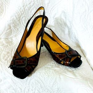 Cole Haan 7.5 Tortoise brown low heel shoes open toe.  Signs of wear.